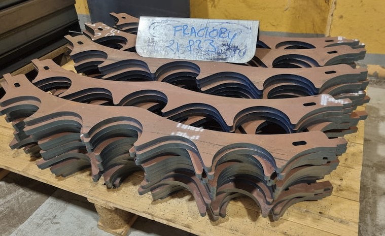 hardox plate cutting by Fractory